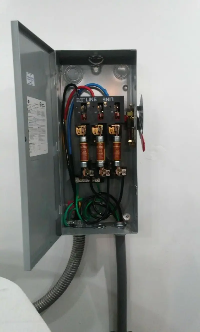 Three-phase disconnect switch installed for Smoke Detector Installation in Elk City